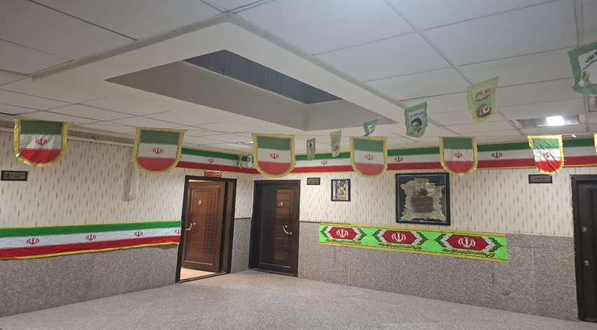 آذین‌بندی ساختمان سازمان همیاری شهرداری‌های استان کرمانشاه در گرامیداشت دهه فجر